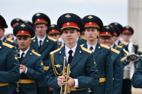 Концертный оркестр духовых инструментов им. В. Еждика на параде "Первый салют Победы". Фот