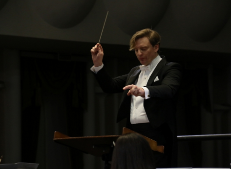 День рождения главного дирижера симфонического оркестра откроет череду праздничных концертов